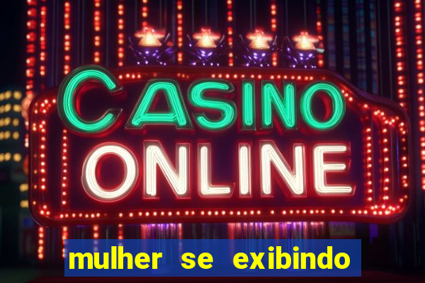 mulher se exibindo ao vivo